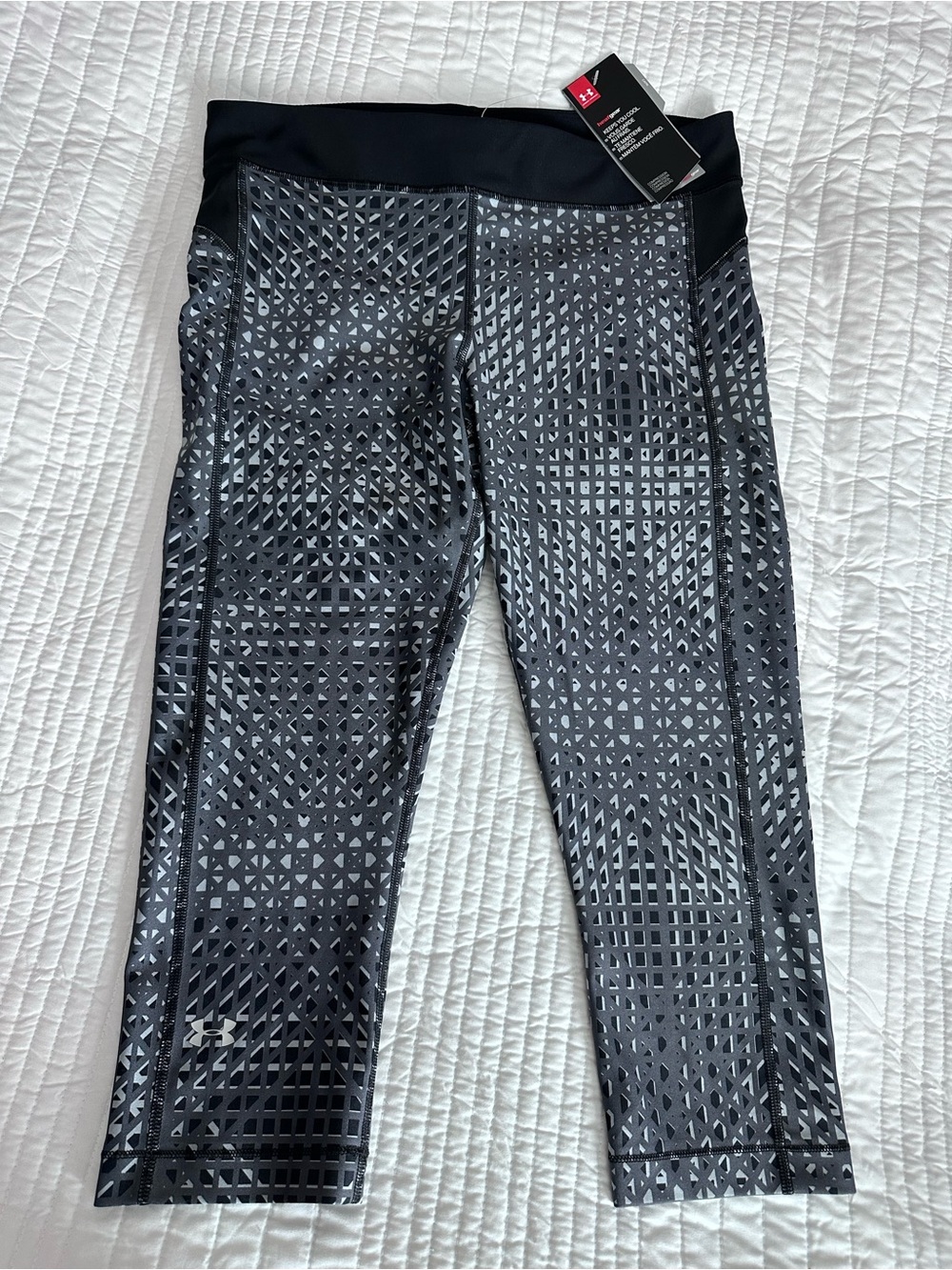 BNWT Women’s Under Armour Capri Athletic Capri Pants Size L